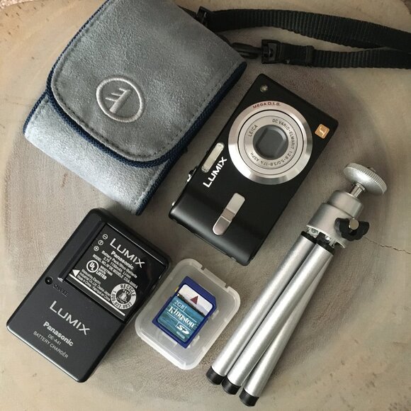 Panasonic LUMIX DMC FX10 6.0MP Digital Camera In Black + Tamrac Leather … - Picture 4 of 16